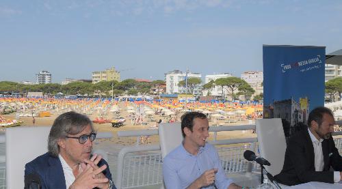 L'assessore regionale al Turismo Sergio Emidio Bini, primo a sinistra nella foto, durante la presentazione del pacchetto novità promozionali del Fvg, a seguito della campagna di promozione turistica congiunta con Veneto ed Emilia Romagna